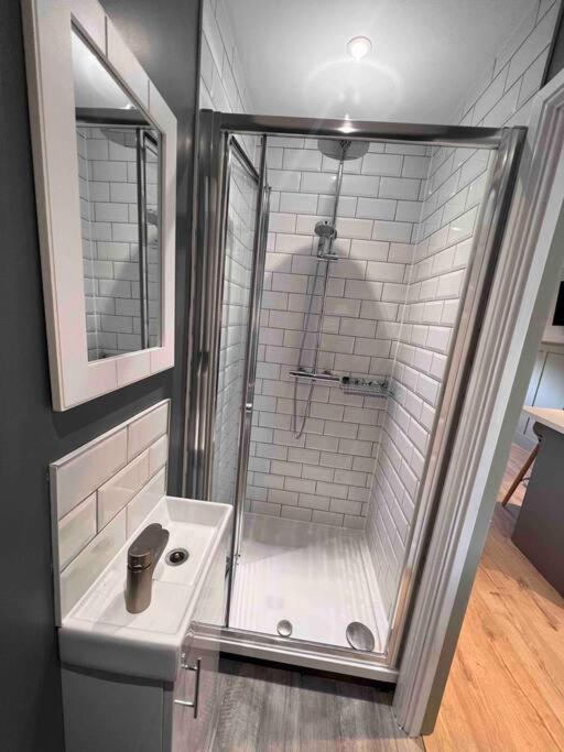 Seaview 1 Bed Open Condo - Free Parking Brighton Bagian luar foto
