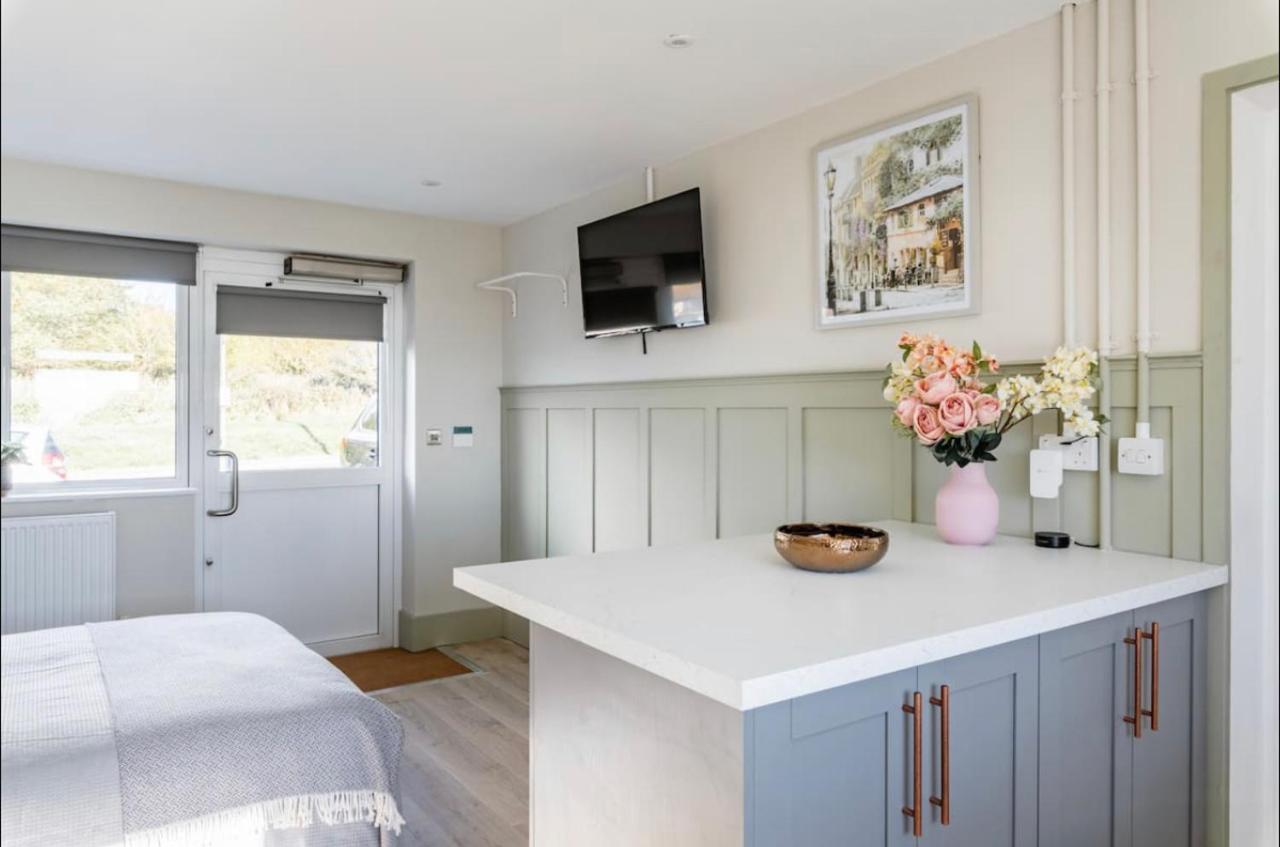 Seaview 1 Bed Open Condo - Free Parking Brighton Bagian luar foto