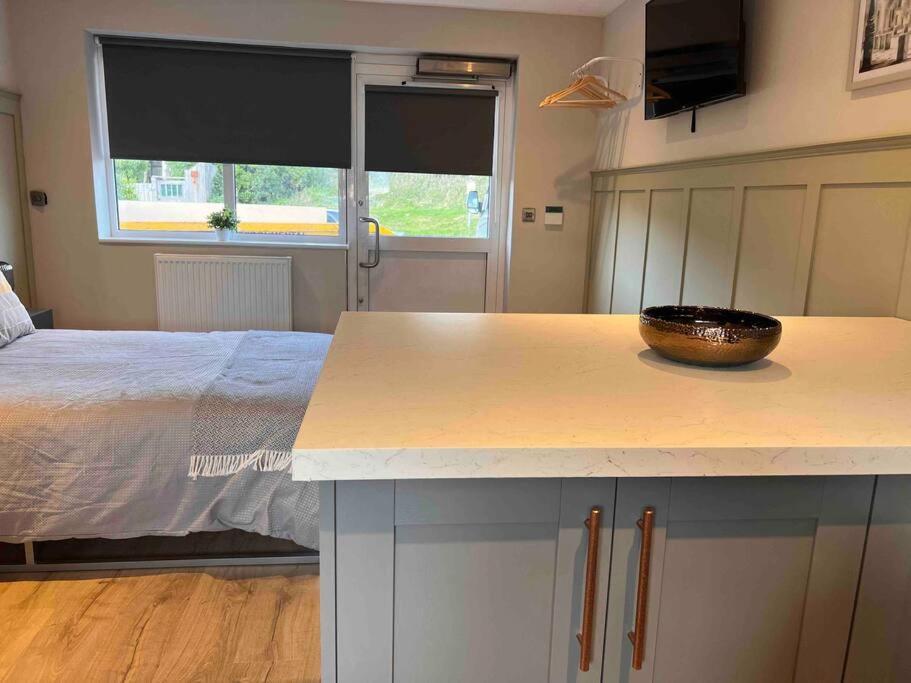 Seaview 1 Bed Open Condo - Free Parking Brighton Bagian luar foto